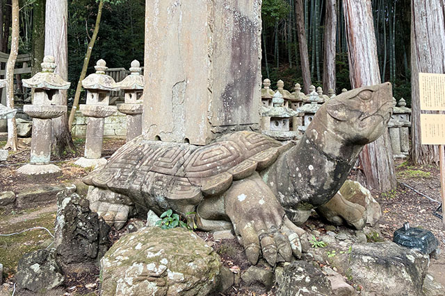 印象的な大亀の石像がある月照寺
